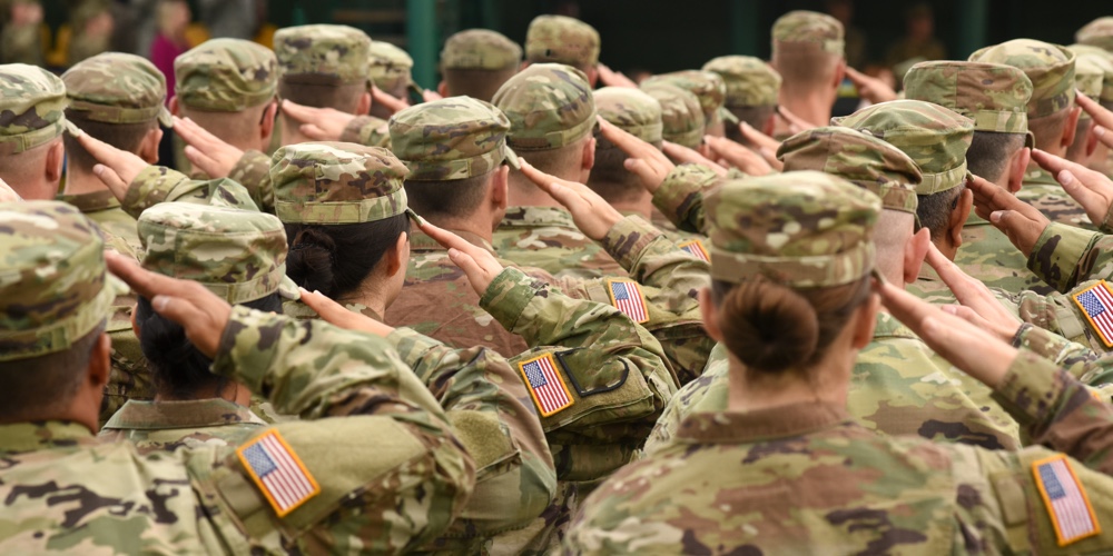 US soldiers giving salute
