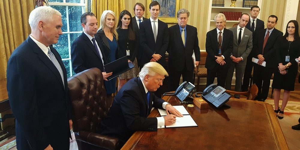 Donald_Trump_signs_orders_to_green-light_the_Keystone_XL_and_Dakota_Access_pipelines