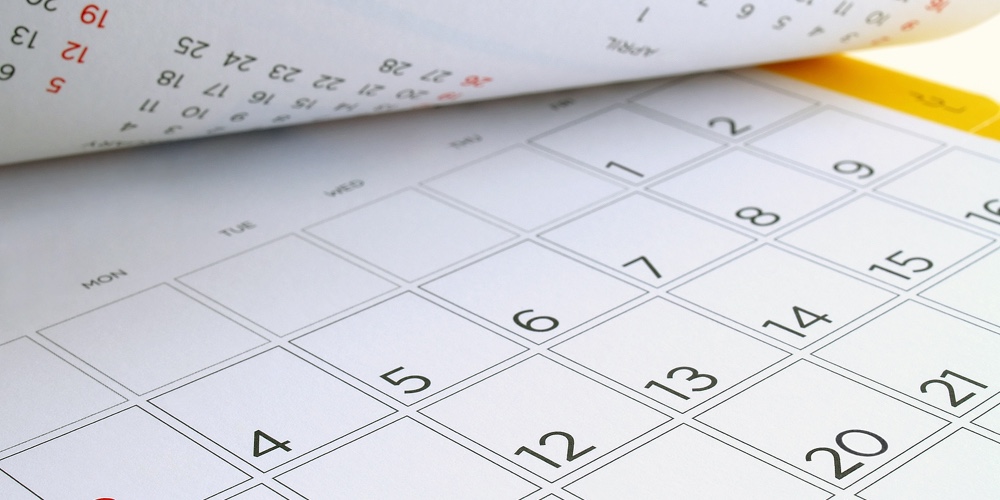 desk calendar with days and dates in July 2016