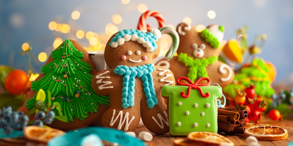 dilyara-garifullina-cZaUWl1Lse4-unsplash|Christmas gingerbread cookies with Christmas decorations on wooden background. Traditional Christmas