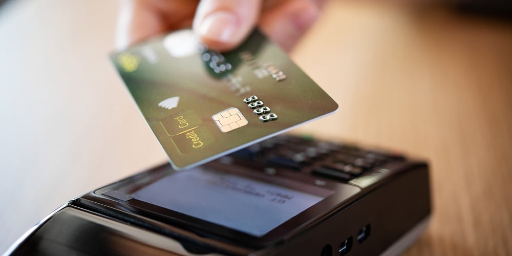Close up hand of woman paying bill with credit card by contactless. Hand make payment with credit ca