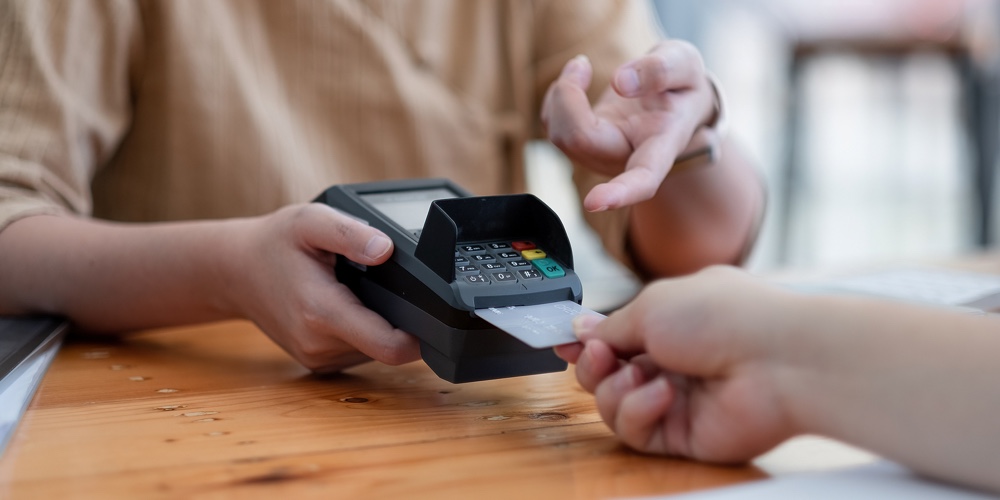 Customer Using Credit Card For Purchase To Waitress Edc At Cashier