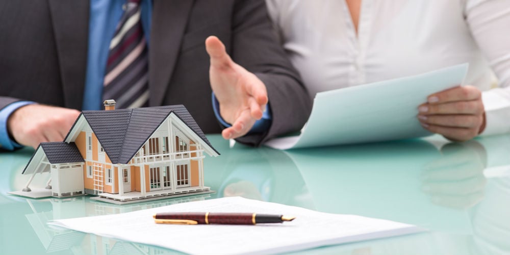 bigstock-Discussion-with-a-real-estate–80906507(1)