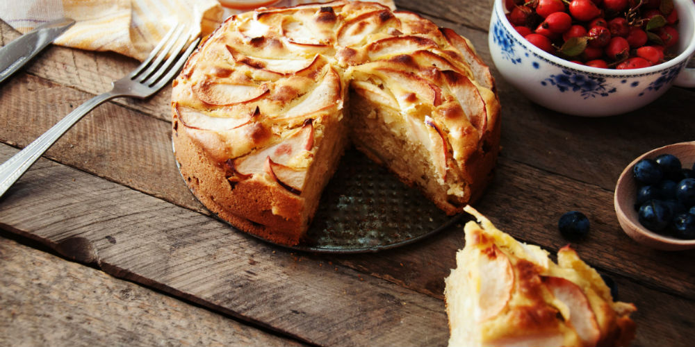 pie_photo|bigstock-Homemade-organic-apple-pie-des-108229682