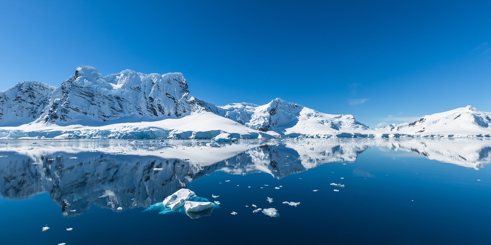Travel by the research ship. Studying of climatic and weather changes in Antarctica. Snow and ices o