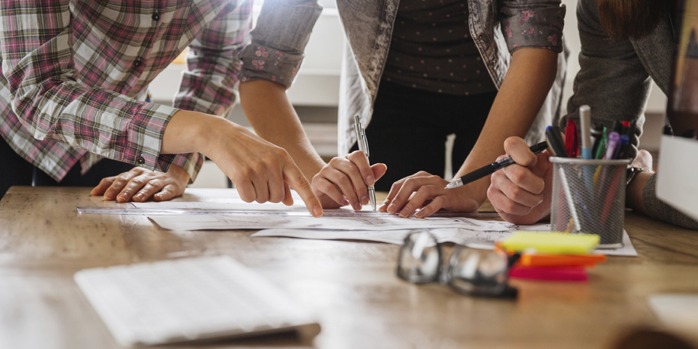 bigstock-Tech-start-up-business-team-di-118434707|iStock_000063429079_1000x500