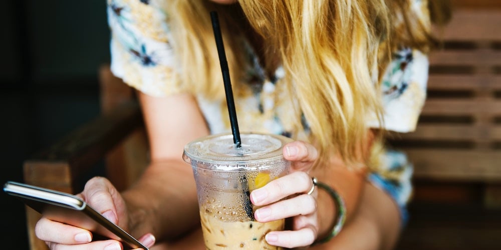 millennial-girl-iphone