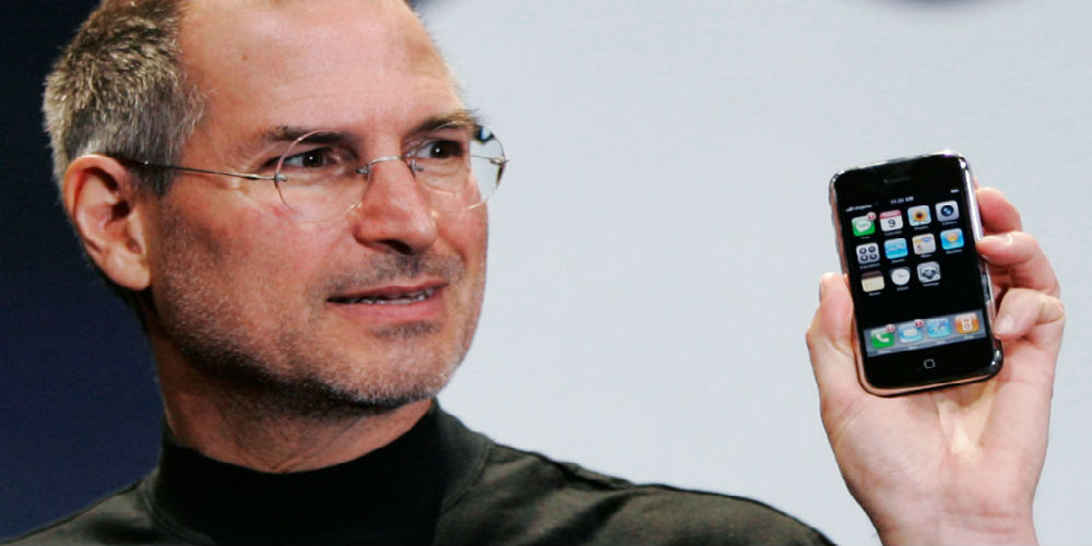 steve-jobs-holding-iphone