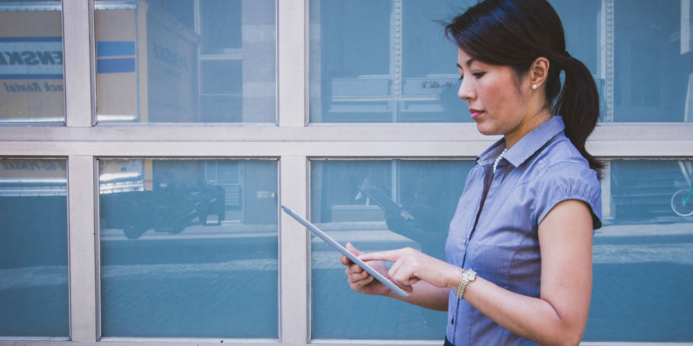 woman-on-ipad-6230