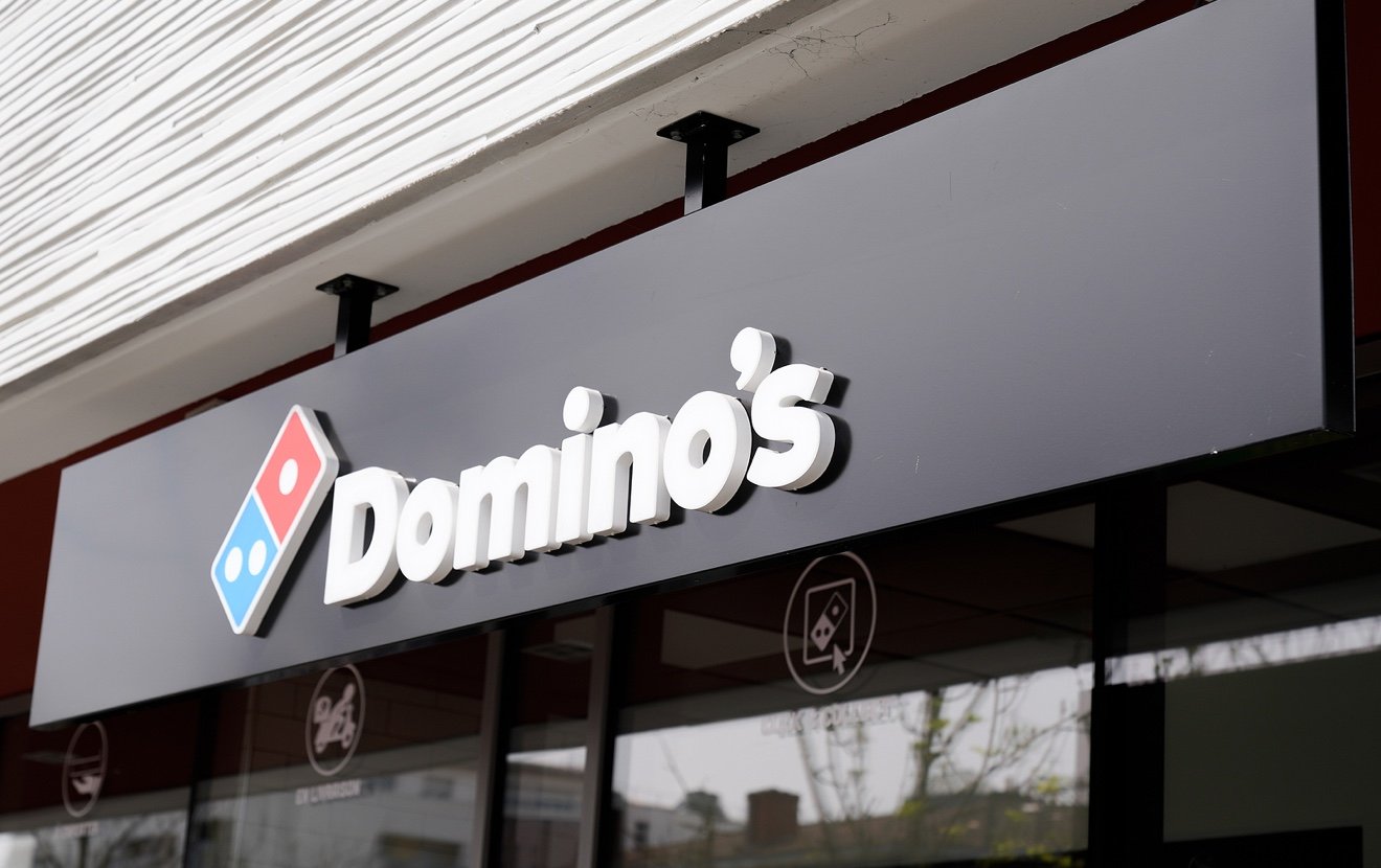 Bordeaux , Aquitaine  France – 04 10 2022 : Dominos Pizza Logo Brand And Text Sign Entrance Facade R
