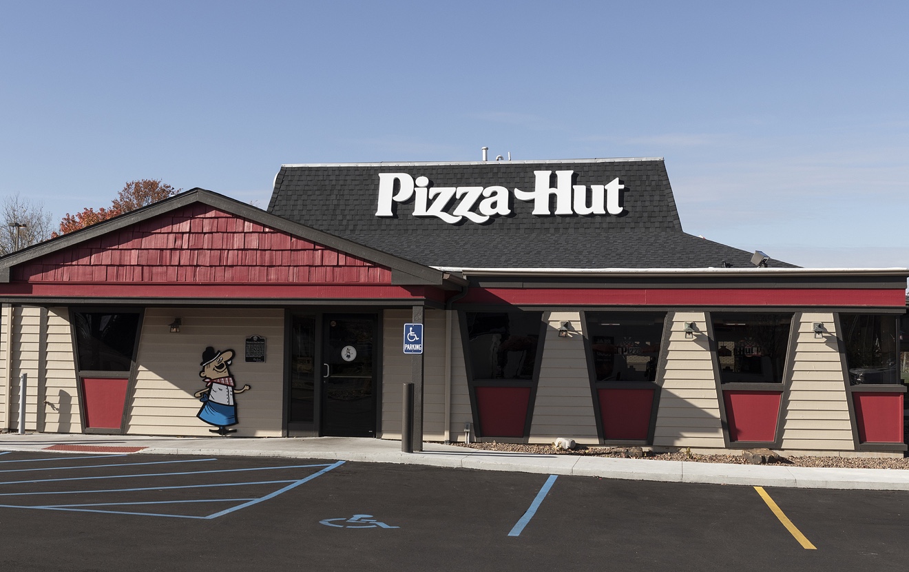 Ft. Wayne – Circa November 2021: Pizza Hut Restaurant. Pizza Hut Is Offering Delivery, Carry Out And
