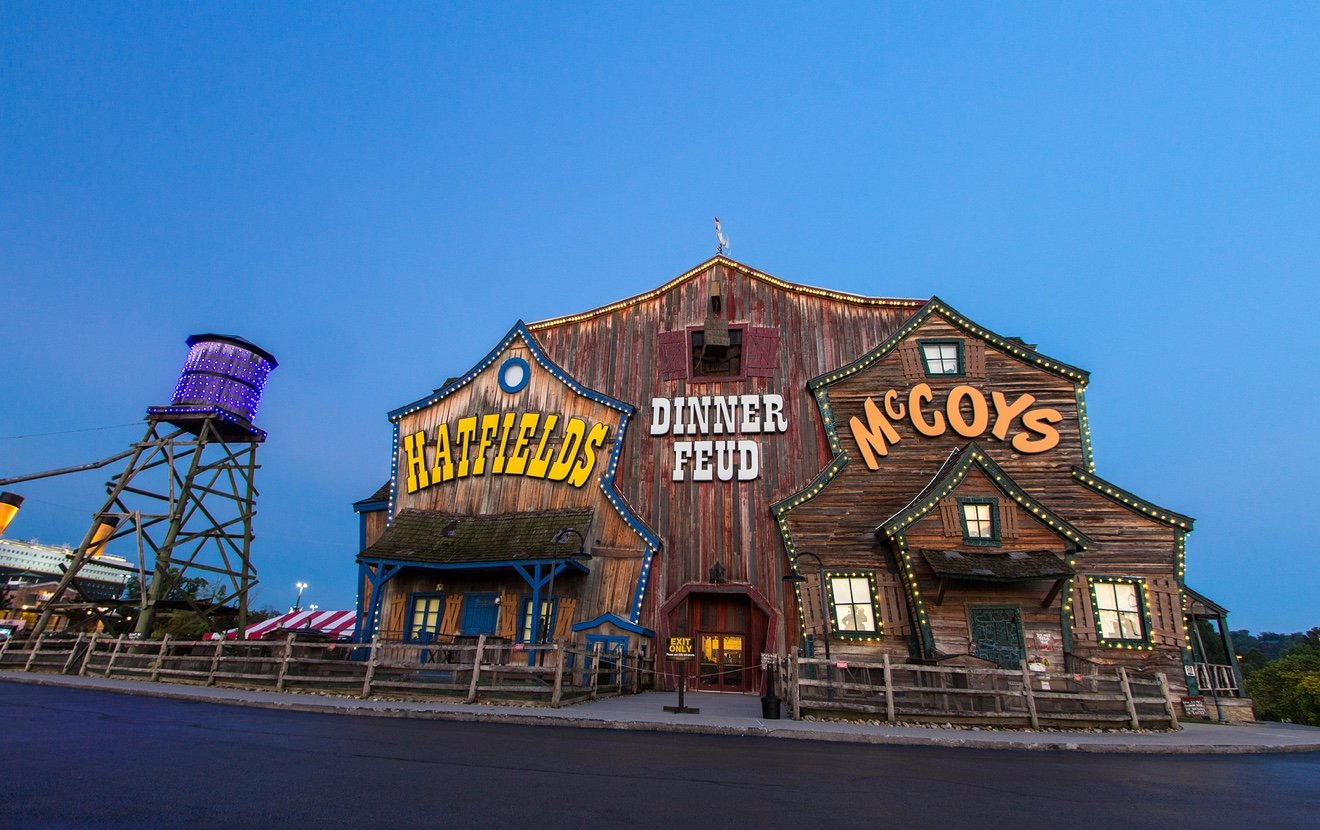 Pigeon Forge, Tennessee, Usa – August 15, 2020: Exterior Of The Popular Hatfield And Mccoys Dinner T